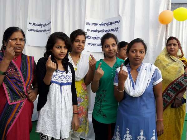 वाराणसी: महिला दिवस पर गुलाबी मतदान केंद्र, लोगों को लुभा रहा है सेल्फी प्वाइंट