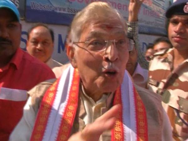 वाराणसी: मुरली मनोहर जोशी ने भी दिया वोट