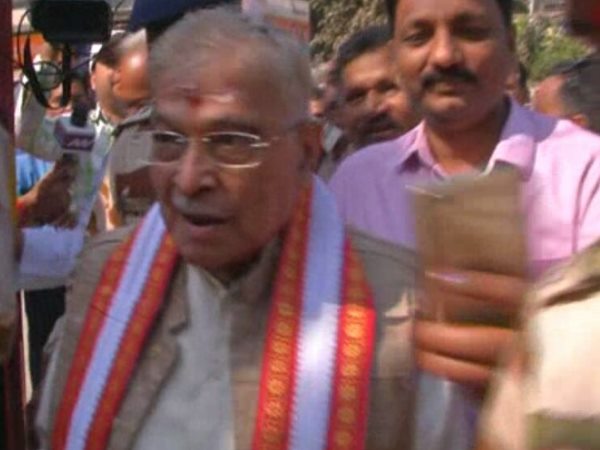 वाराणसी: मुरली मनोहर जोशी ने भी दिया वोट