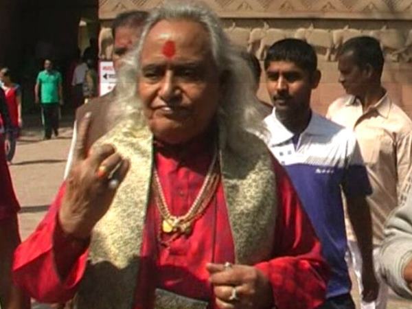 वाराणसी: मुरली मनोहर जोशी ने भी दिया वोट