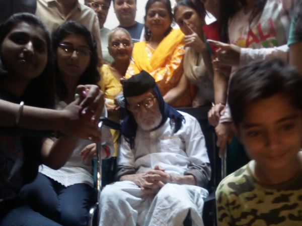 यूपी चुनाव: वाराणसी समेत सात जिलों की 40 सीटों पर हो रही है वोटिंग, देखिए LIVE तस्वीरें और वीडियो