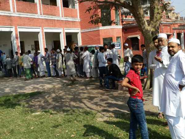 यूपी चुनाव: वाराणसी समेत सात जिलों की 40 सीटों पर हो रही है वोटिंग, देखिए LIVE तस्वीरें