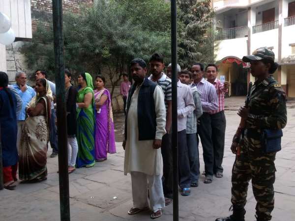 यूपी चुनाव: वाराणसी समेत सात जिलों की 40 सीटों पर हो रही है वोटिंग, देखिए LIVE तस्वीरें