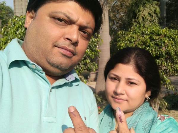 यूपी चुनाव: वाराणसी समेत सात जिलों की 40 सीटों पर हो रही है वोटिंग, देखिए LIVE तस्वीरें