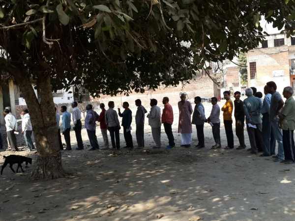 यूपी चुनाव: वाराणसी समेत सात जिलों की 40 सीटों पर हो रही है वोटिंग, देखिए LIVE तस्वीरें