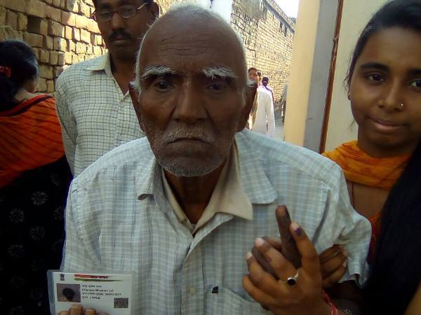 यूपी चुनाव: वाराणसी समेत सात जिलों की 40 सीटों पर हो रही है वोटिंग, देखिए LIVE तस्वीरें