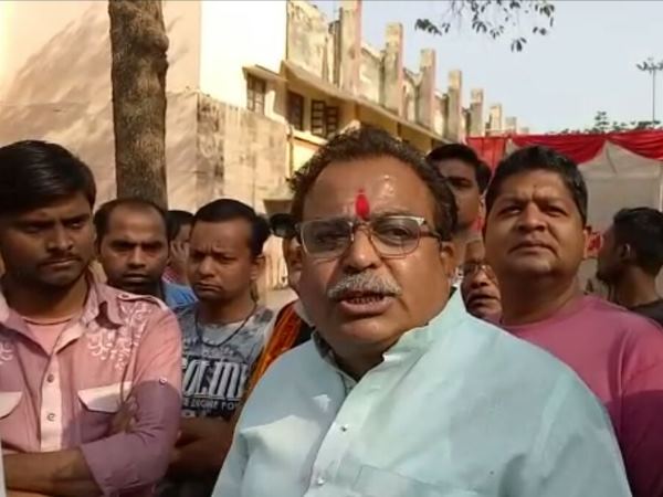 यूपी चुनाव: वाराणसी समेत सात जिलों की 40 सीटों पर हो रही है वोटिंग, देखिए LIVE तस्वीरें