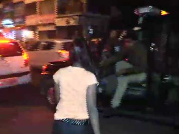 नशे की खुमारी में युवती ने भरे बाजार में जमकर किया बवाल