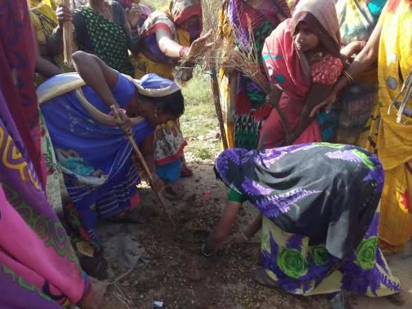 मिर्जापुर: शराब की भठ्ठियों पर महिलाओं का धावा, झाड़ू से ही खदेड़ दिए गए नशे के सौदागर