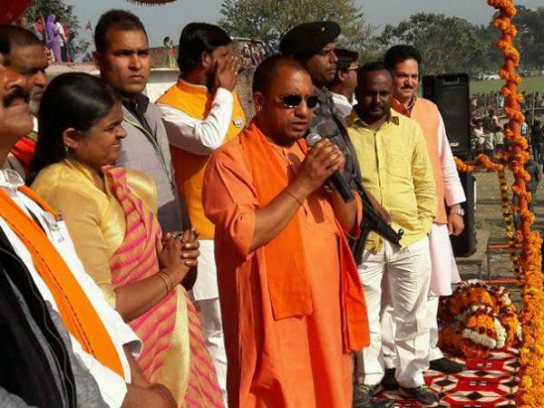 विरोधियों पर सीधा निशाना साधने में आगे