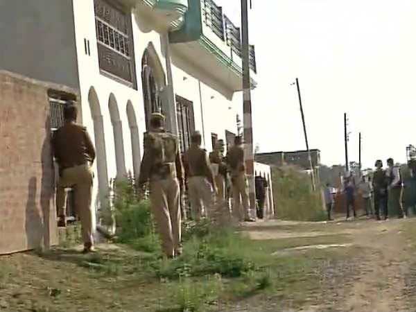 ATS अधिकारी ने कहा हमने रोक दी है फायरिंग, आतंकी को बाहर निकालने के लिए मिर्ची बम का प्रयोग