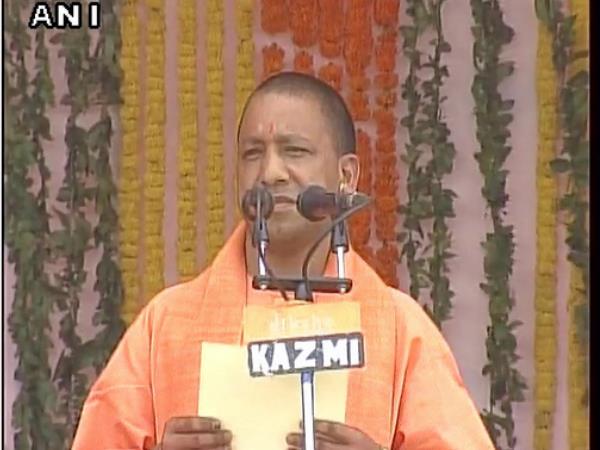 योगी आदित्यनाथ ने ली यूपी के मुख्यमंत्री पद की शपथ।