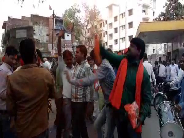 मोदी के क्षेत्र में भी योगी की जय-जयकार, समर्थकों ने खेली जमकर होली