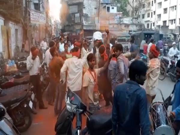 मोदी के क्षेत्र में भी योगी की जय-जयकार, समर्थकों ने खेली जमकर होली