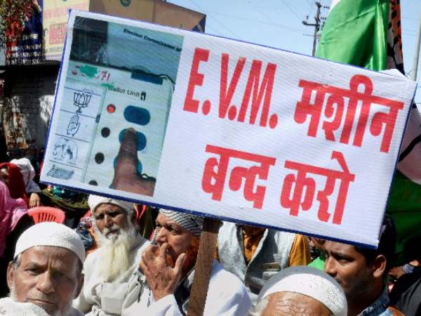 दबाया कांग्रेस का बटन, वोट गया कमल को 