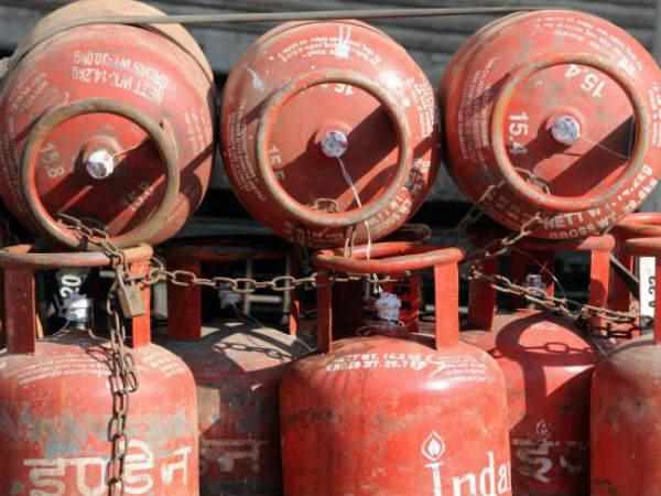 बिना सब्सिडी का सिलेंडर सस्ता