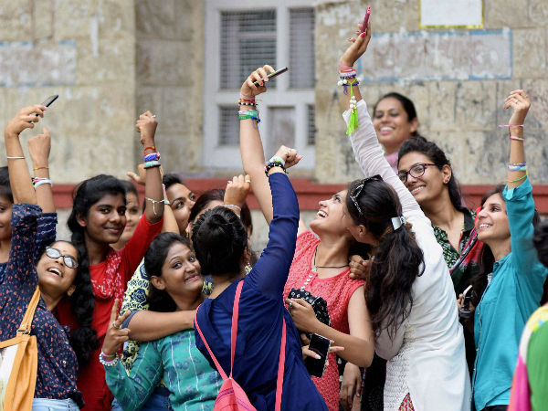 कई पैमानों को संस्थानों को परखा गया