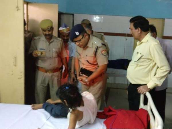 मोगली गर्ल से मिलकर डीएम हुए हैरान