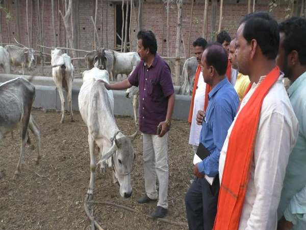 गाड़ी में मिली शराब, लोगों का विरोध-प्रदर्शन