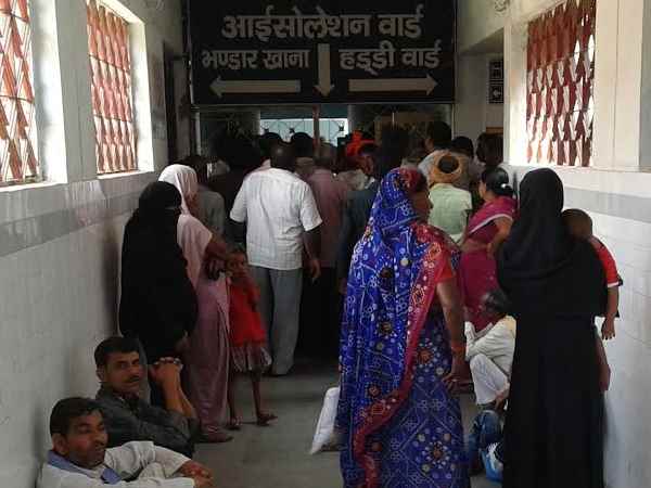 मोगली गर्ल को देखने के लिए जुटी भीड़