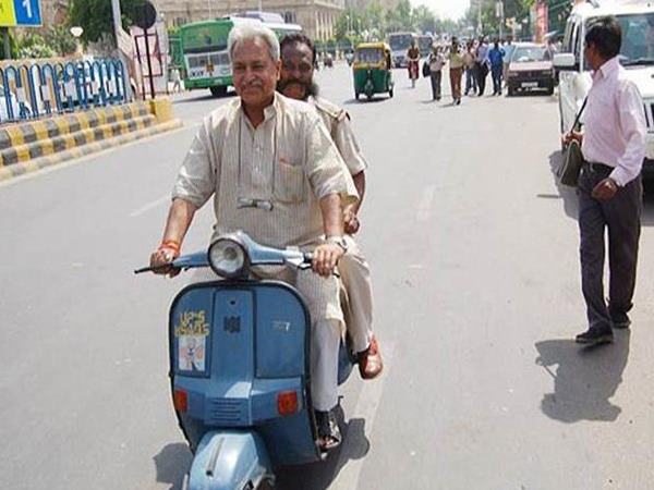 संघ के कार्यकर्ता हैं पूर्व विधायक लक्ष्मीकांत बाजपेयी