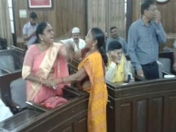 इलाहाबाद: 'वंदे मातरम' मामले में दर्ज होगा राष्ट्रद्रोह का मुकदमा, जाएगी सदस्यता!