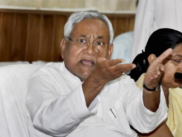 छवि बचाने के लिए महागठबंधन से अलग हो सकते हैं नीतीश?