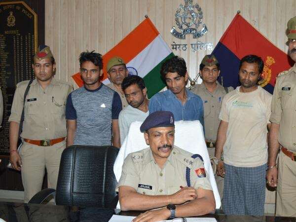 बेटी के मर्डर के बाद सुमनलता को कार में ले गए