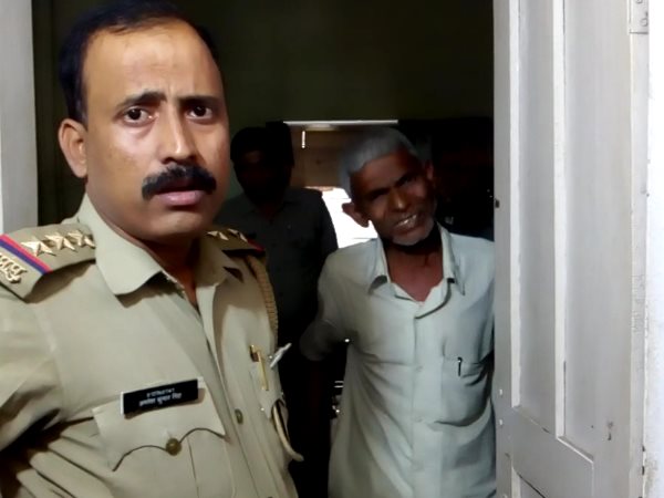 इंसाफ मांगने पहुंंचा बुजुर्ग, कोतवाल ने पीटा