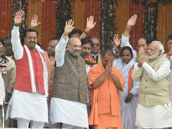 हॉल में योगी की भी तस्वीर