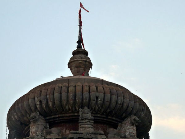 मंदिर के शिखर की ऊंचाई 180 फुट 