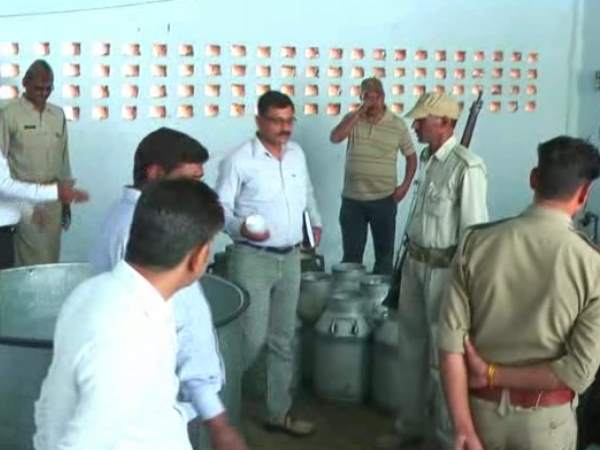 खाद्य सुरक्षा अधिकारी के सरंक्षण में चल रही थी फैक्ट्री!