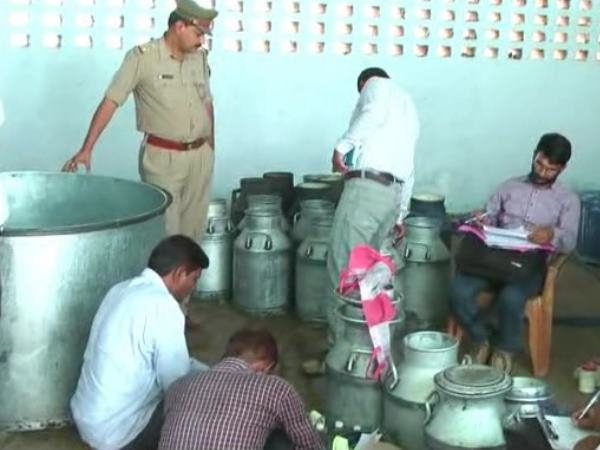 डीएम ने फूड इंस्पेक्टर को किया सस्पेंड