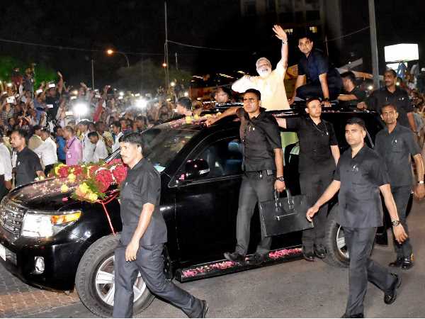 रविवार को सूरत में प्रधानमंत्री ने किया था रोड-शो