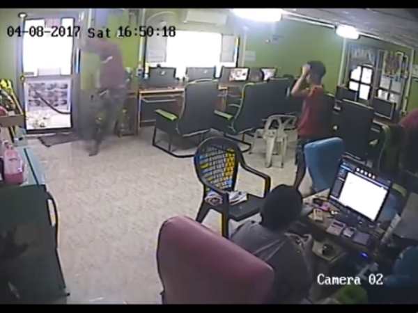 फ्रिज में से निकला 12 फीट लंबा अजगर