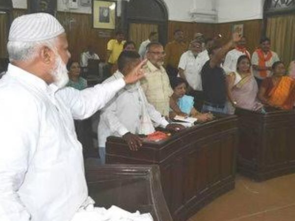 इलाहाबाद: 'वंदे मातरम' मामले में दर्ज होगा राष्ट्रद्रोह का मुकदमा, जाएगी सदस्यता!