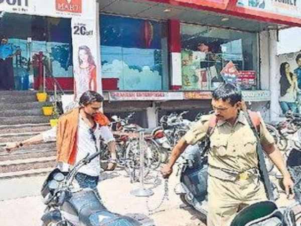 योगीराज: कांस्टेबल की हत्या करने वाले को पुलिस करा रही है शॉपिंग, तस्वीरें हुईं वायरल