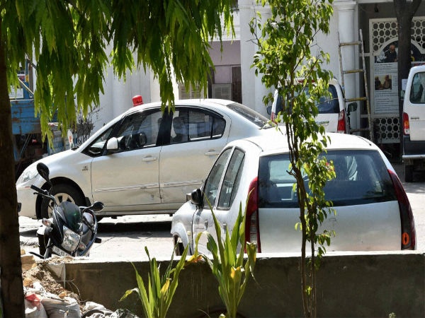 बिना फ्लैशर के लाल बत्ती की इजाजत बिना फ्लैशर के लाल बत्ती की इजाजत