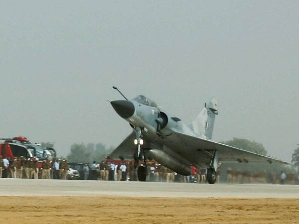 एक्सप्रेसवे पर बनी है हवाई पट्टी