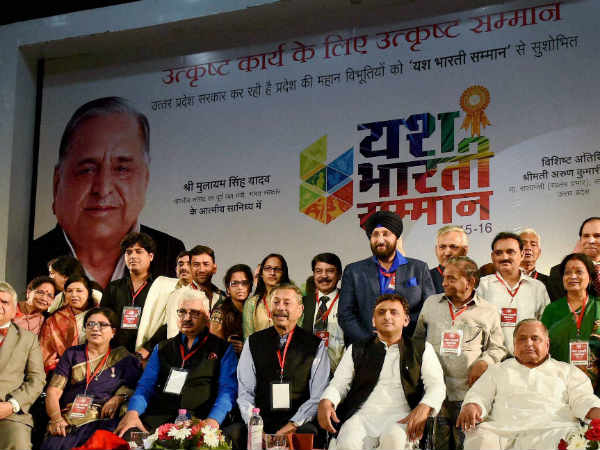 सपा कार्यालय में काम करने वाले को दिया सम्मान सपा कार्यालय में काम करने वाले को दिया सम्मान