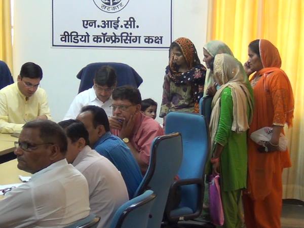 मुख्यमंत्री योगी के दरबार में पहुंची महिला मुख्यमंत्री योगी के दरबार में पहुंची महिला