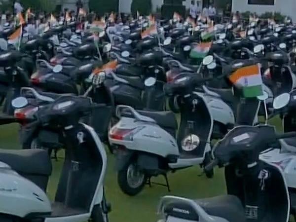 125 कर्मचारियों को गिफ्ट की स्कूटी 125 कर्मचारियों को गिफ्ट की स्कूटी