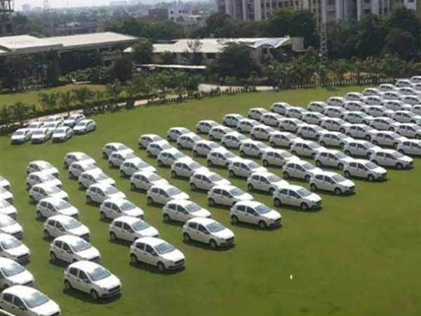 सावजी ढोलकिया ने पिछले साल कर्मचारियों को कार और फ्लैट किए थे गिफ्ट सावजी ढोलकिया ने पिछले साल कर्मचारियों को कार और फ्लैट किए थे गिफ्ट