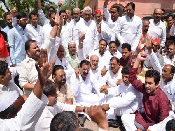 गांव में बाहरी लोगों के आने पर लगी पाबंदी