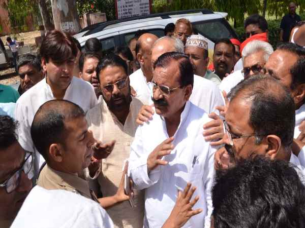 पार्टी हाईकमान के आदेश पर आए हैं