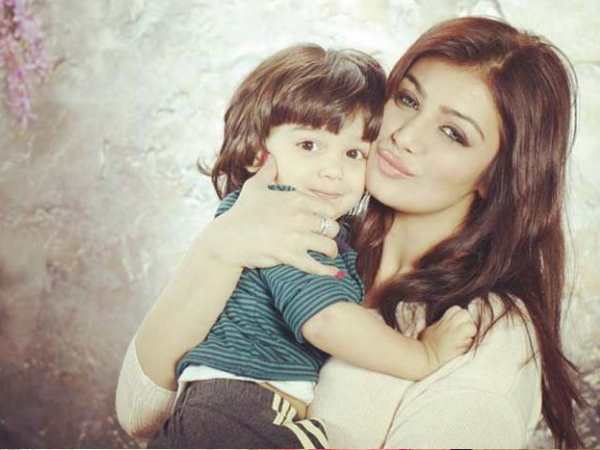 आयशा के बेटे मिकाइल