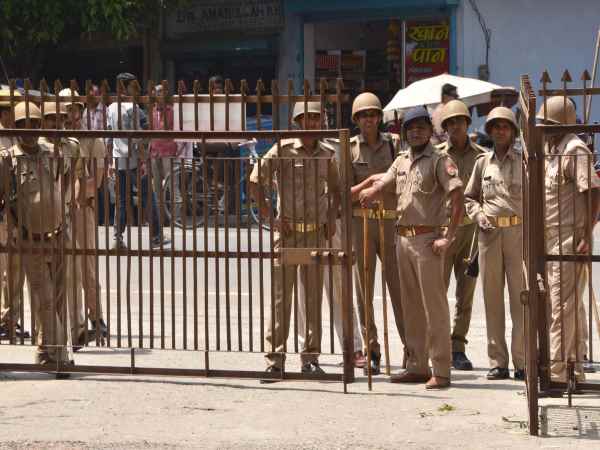 संगीनों की साये में हुआ अंतिम संस्कार संगीनों की साये में हुआ अंतिम संस्कार