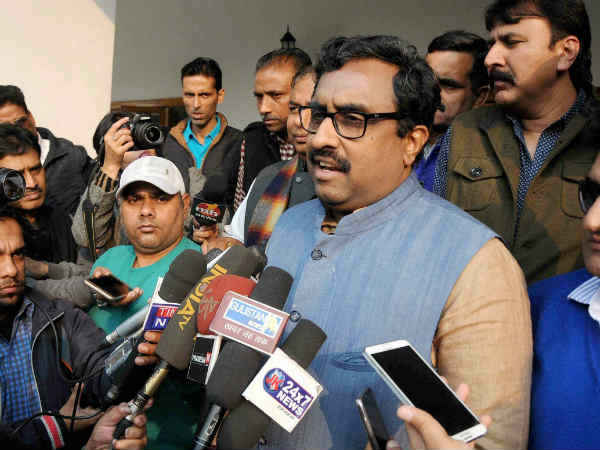 पुलिस दे रही भाजपा का साथ