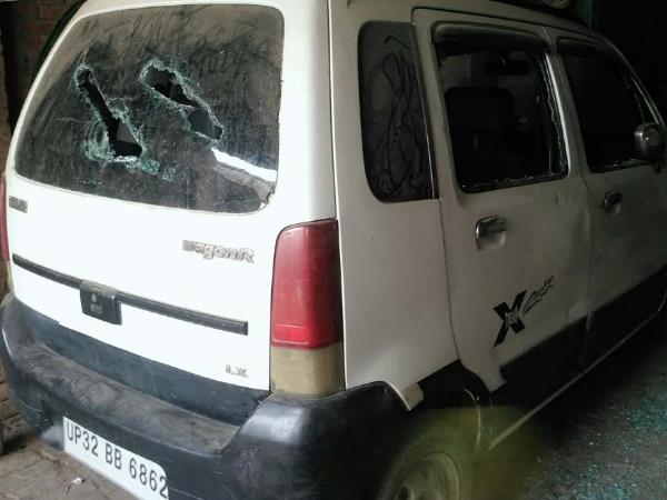 घर के बाहर खड़ी कार के शीशे तोड़े
