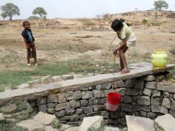 बगल का गांव डीएम की गोदी में 